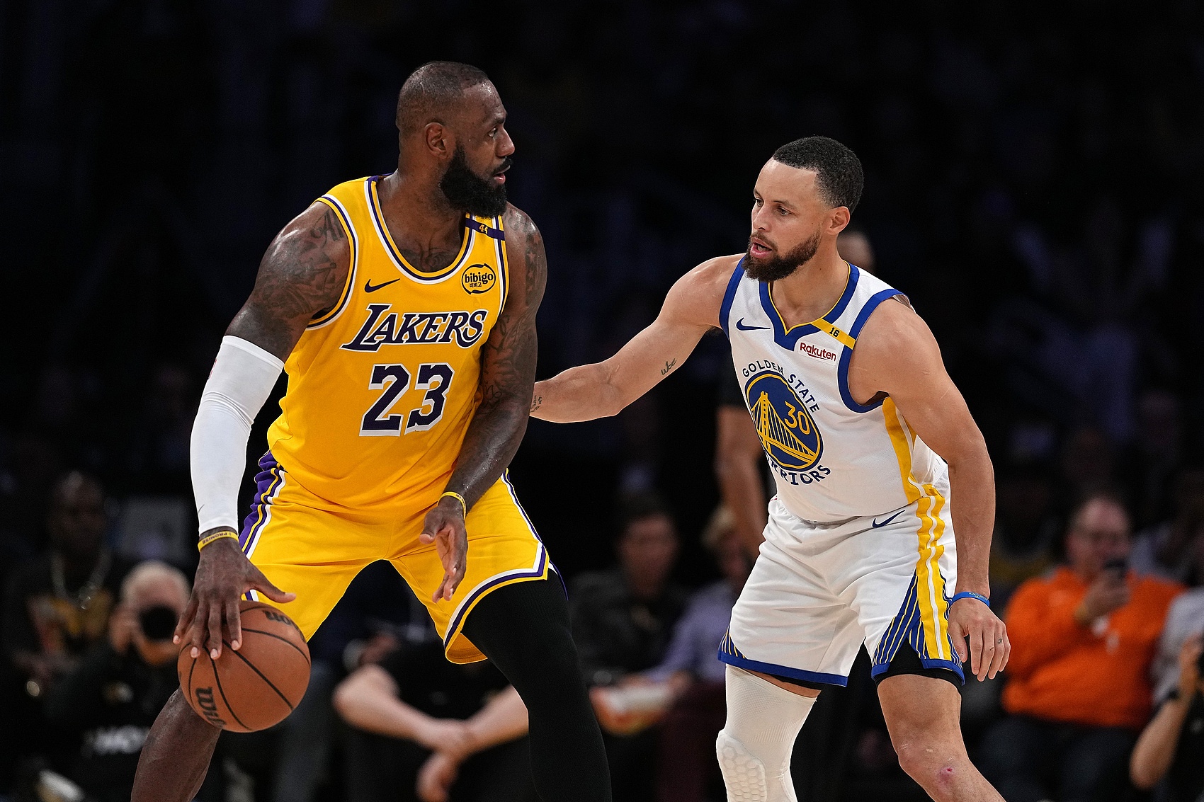 NBA中国常规赛球衣销量:詹姆斯库里东契奇前三 三球压约基奇