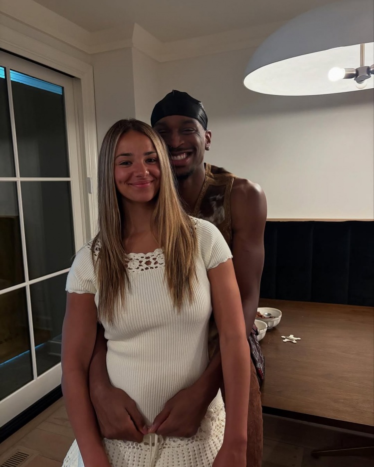 人生赢家!未婚妻晒与亚历山大的合照!后者转发:❤️